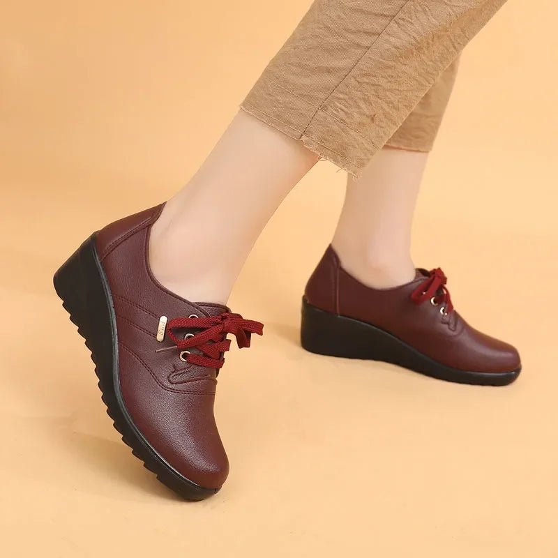 Baskets compensées décontractées en cuir pour femmes, à lacets