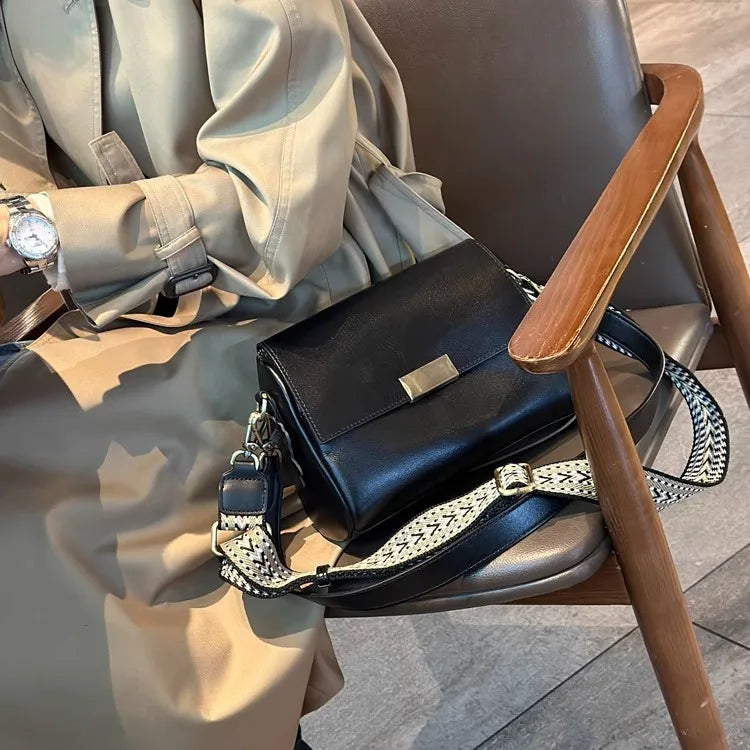 Bolsa Tiracolo Bianca em Couro Genuíno – Elegância Casual