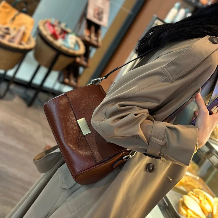 Bolsa Tiracolo Bianca em Couro Genuíno – Elegância Casual