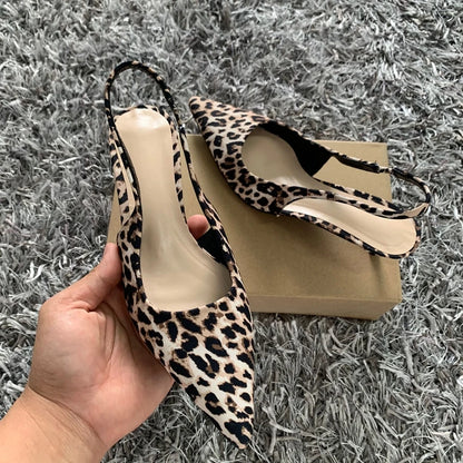 Savannah Chic - Sapatos Slingback Leopardo Elegantes