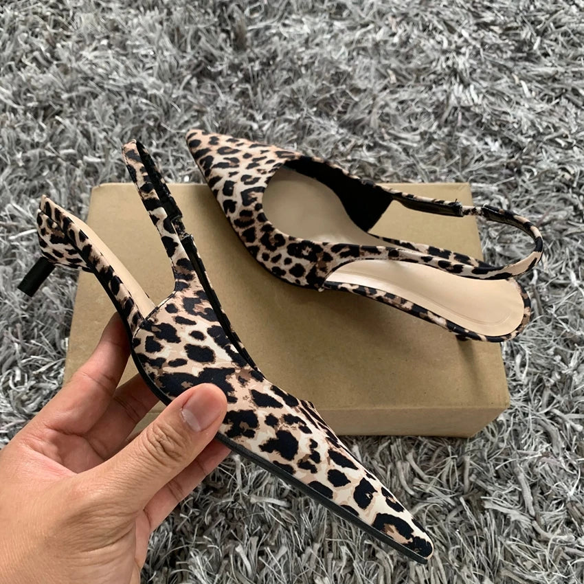 Savannah Chic - Sapatos Slingback Leopardo Elegantes