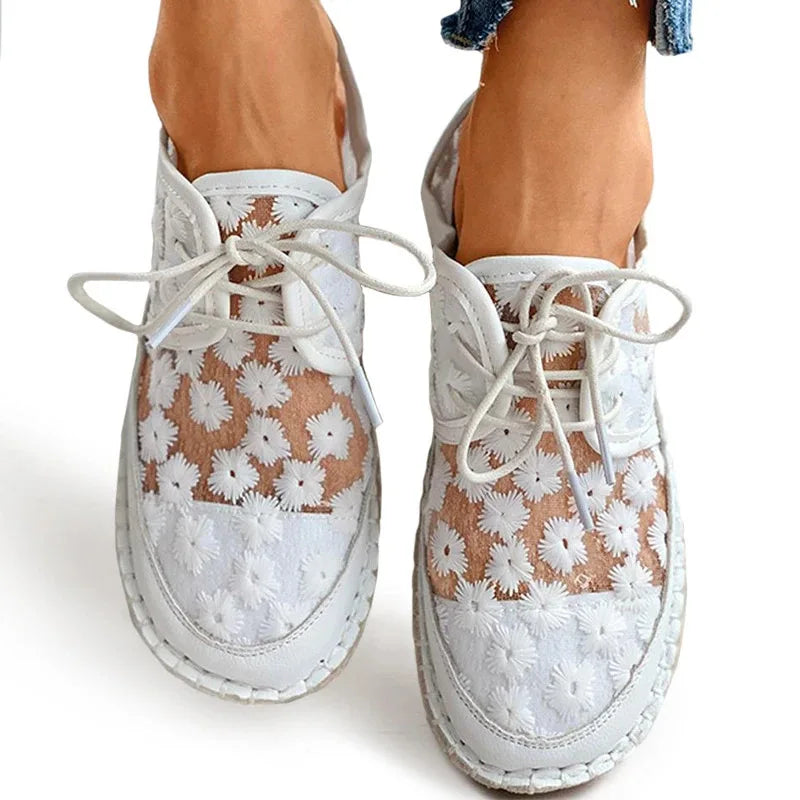 Kelly - Chaussure de style basket, brodée, très tendance et élégante.
