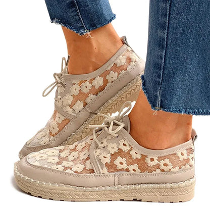 Kelly - Chaussure de style basket, brodée, très tendance et élégante.