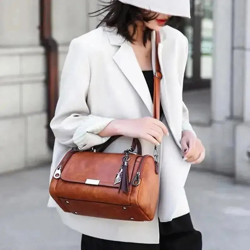 Sac Sofia à pompons – Élégance décontractée 