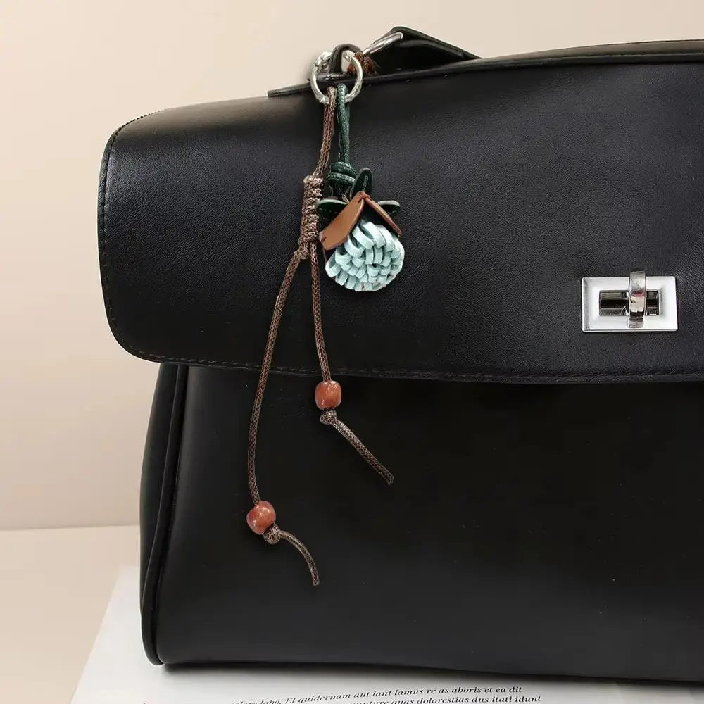 Breloque de sac à main avec pompon fleuri pour femme, porte-clés haut de gamme en cuir PU, pendentif en corde tressée avec pomme de pin et fleur.