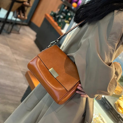 Bolsa Tiracolo Bianca em Couro Genuíno – Elegância Casual