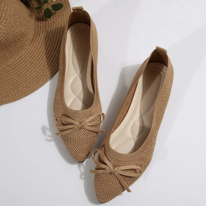 Esiadra - Une chaussure de style ballerine très élégante et confortable.