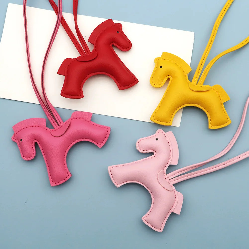 Porte-clés cheval en cuir PU pour femme, tendance, multicolore, en forme de cheval, accessoire pour clés de voiture ou sac à main, bijou cadeau
