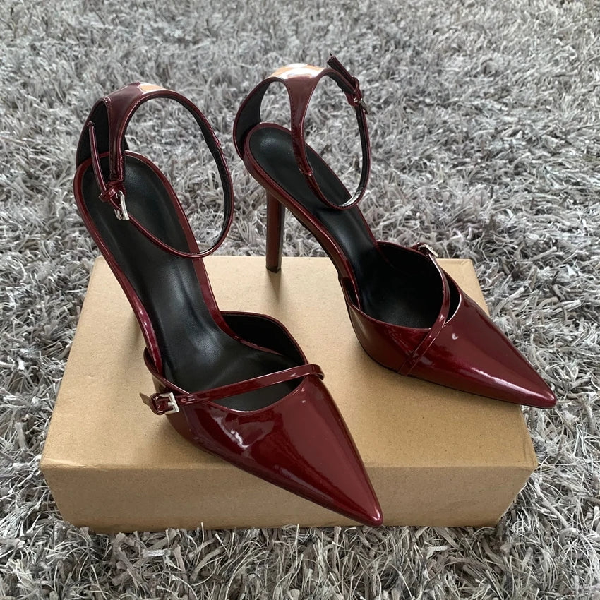 Victoria Luxe - Sapatos Stiletto de Verniz com Pulseira no Tornozelo