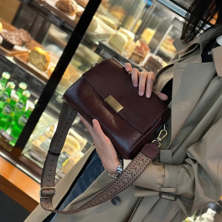 Bolsa Tiracolo Bianca em Couro Genuíno – Elegância Casual