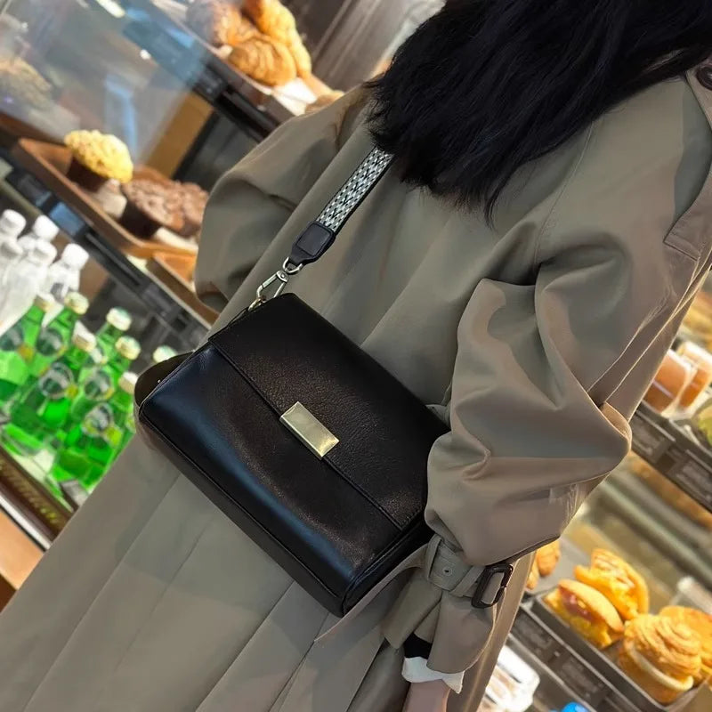 Bolsa Tiracolo Bianca em Couro Genuíno – Elegância Casual