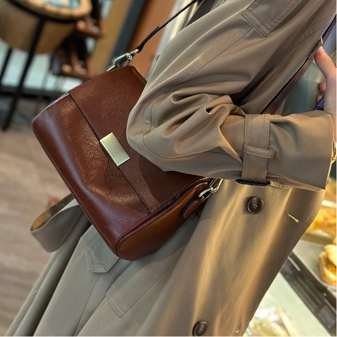 Bolsa Tiracolo Bianca em Couro Genuíno – Elegância Casual