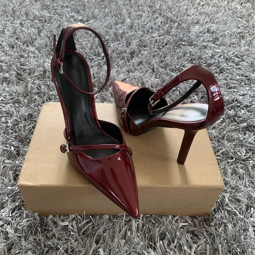 Victoria Luxe - Sapatos Stiletto de Verniz com Pulseira no Tornozelo