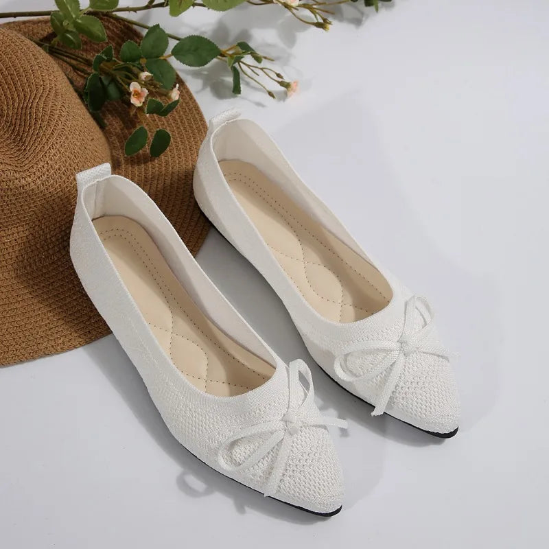 Esiadra - Une chaussure de style ballerine très élégante et confortable.