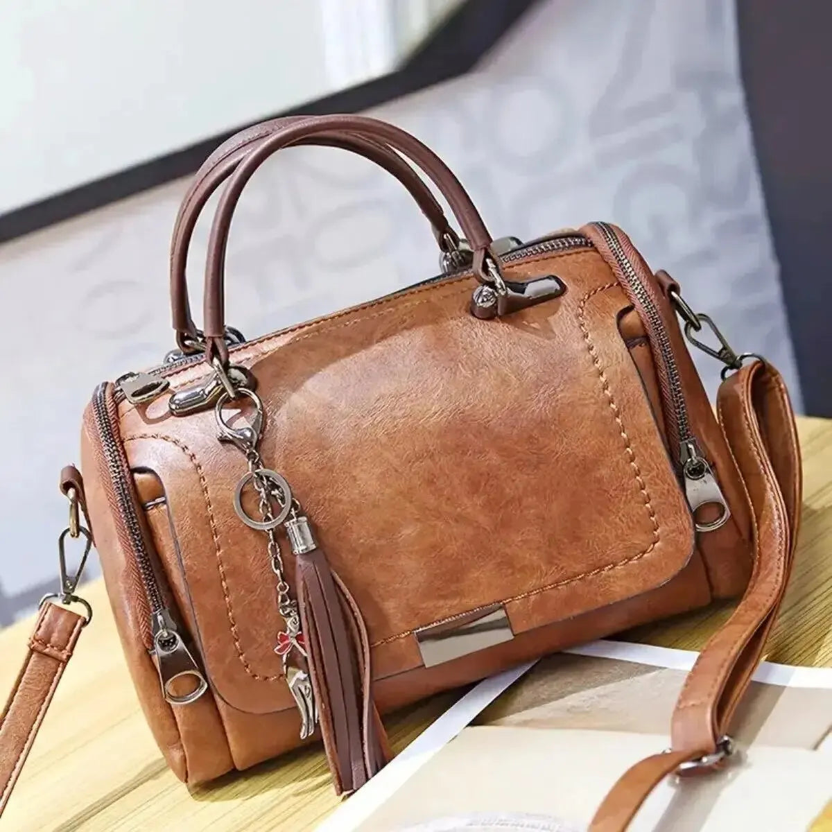 Sac Sofia à pompons – Élégance décontractée 