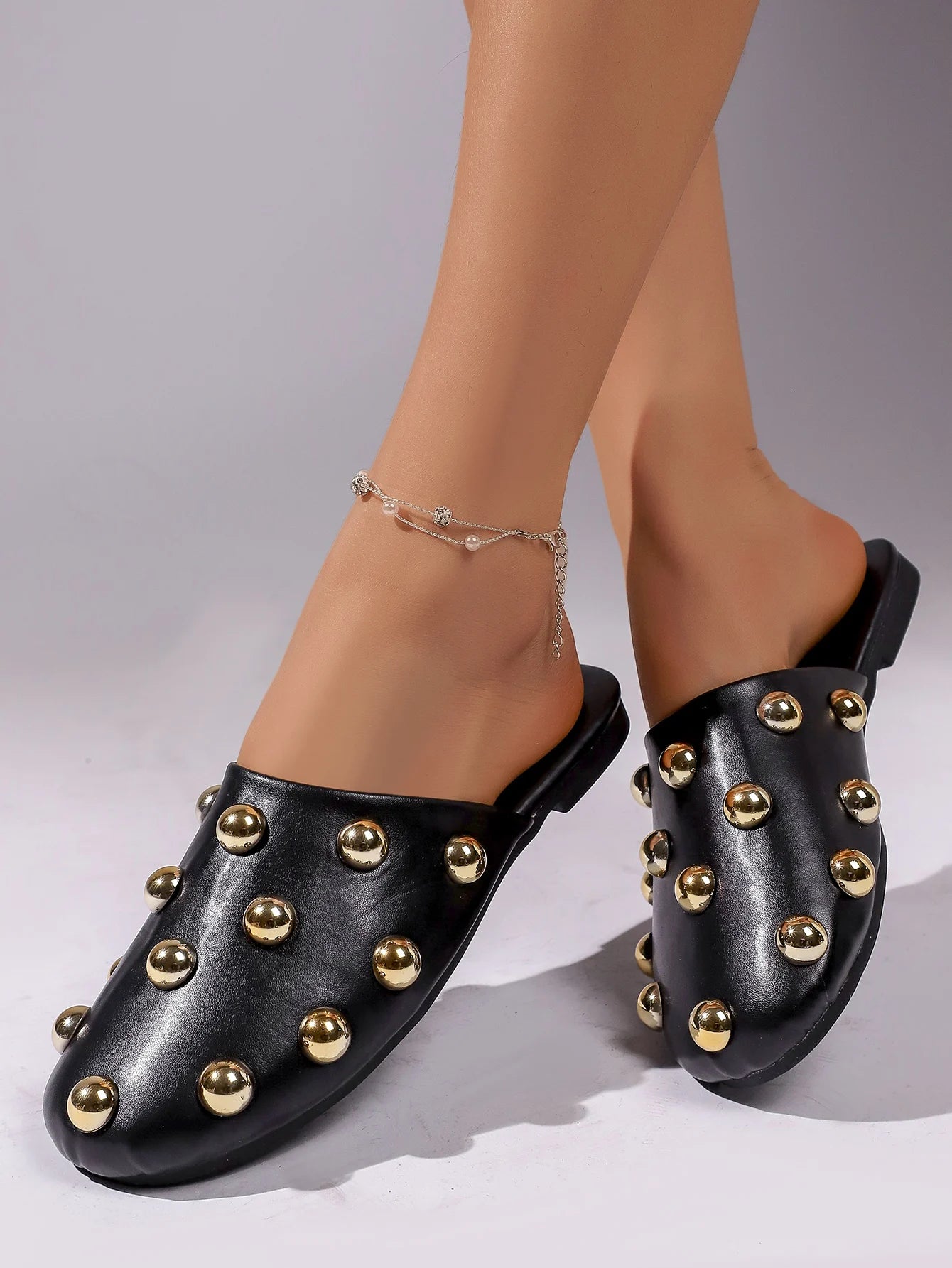 Verona Rivet – Mules Casuais Elegantes