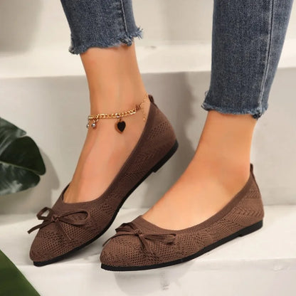 Esiadra - Une chaussure de style ballerine très élégante et confortable.