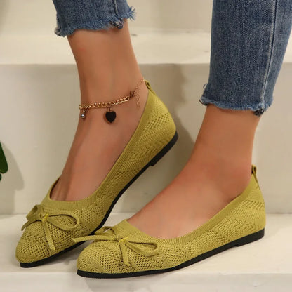 Esiadra - Une chaussure de style ballerine très élégante et confortable.